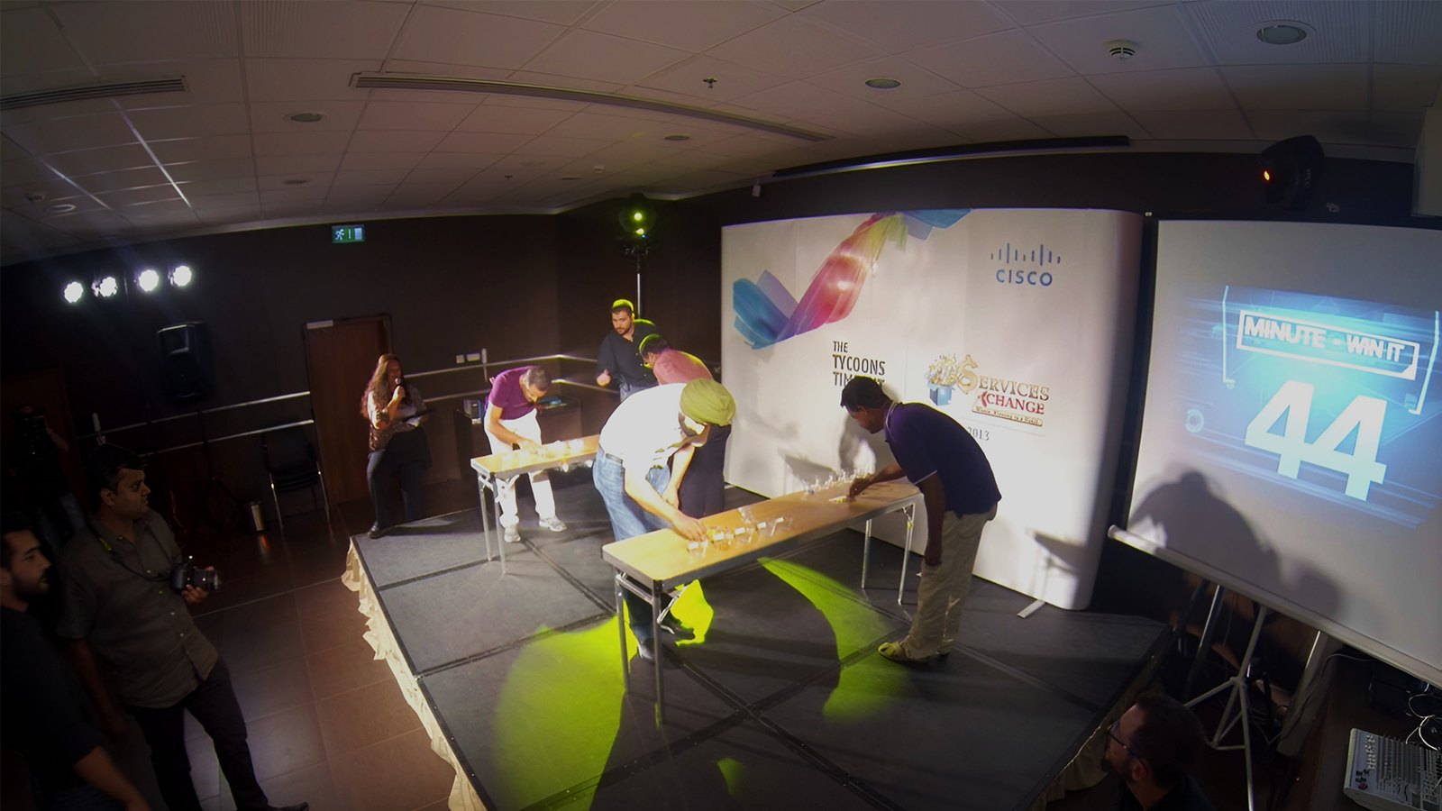 Minute to Win It — activity photograph 2